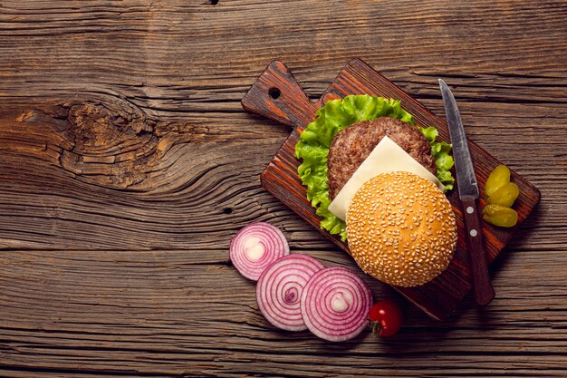 Ingredientes de hambúrguer de vista superior na mesa de madeira