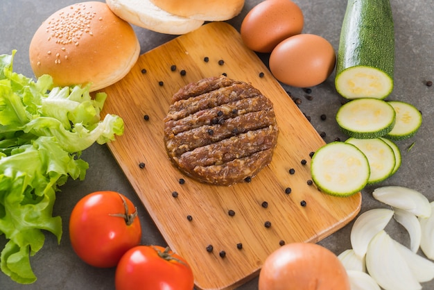 Foto grátis ingredientes de hambúrguer