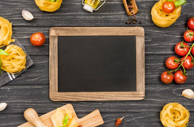 Ingredientes de lousa para comida italiana