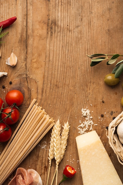 Ingredientes de massa plana leigos na mesa com espaço de cópia