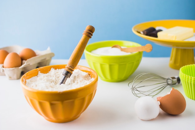 Foto grátis ingredientes de panificação no topo da mesa