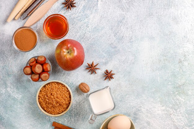 Ingredientes de panificação tradicionais de outono: maçãs, canela, nozes.