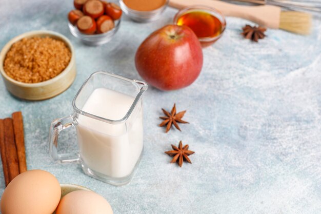 Ingredientes de panificação tradicionais de outono: maçãs, canela, nozes.