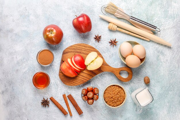 Ingredientes de panificação tradicionais de outono: maçãs, canela, nozes.