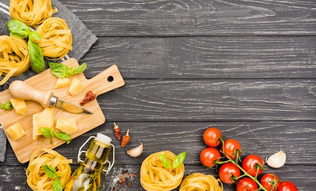 Foto grátis ingredientes do espaço da cópia para macarrão