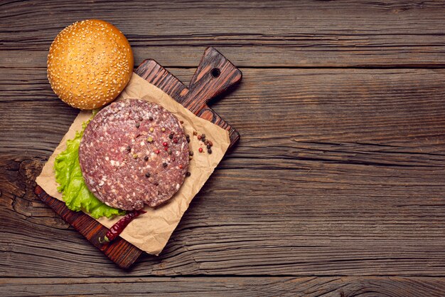 Ingredientes do hamburguer em uma placa de corte