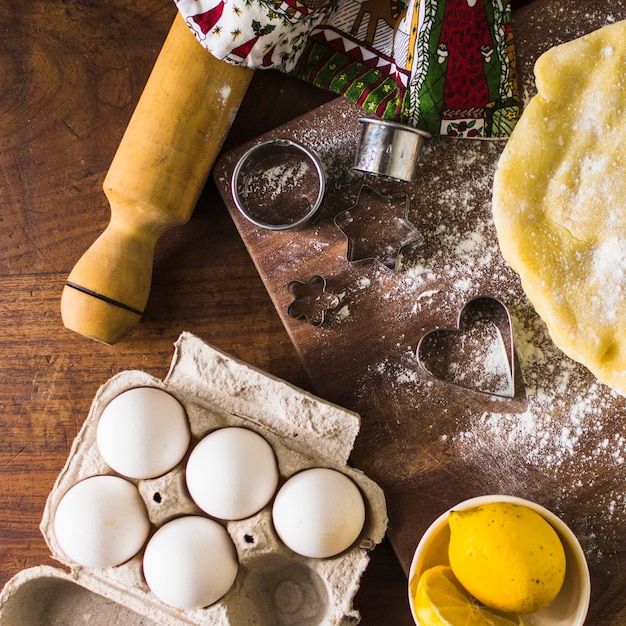 Ingredientes e utensílios na mesa