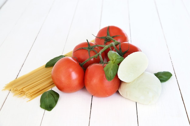 Foto grátis ingredientes para cozinhar macarrão