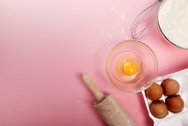 Foto grátis ingredientes para cozinhar uma receita em rosa