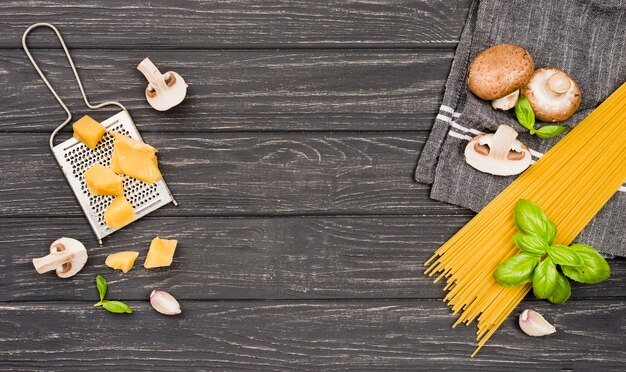 Ingredientes para espaguete com cogumelos na mesa
