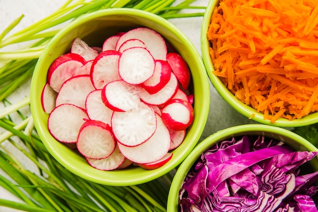 Foto grátis ingredientes para fazer salada na tigela