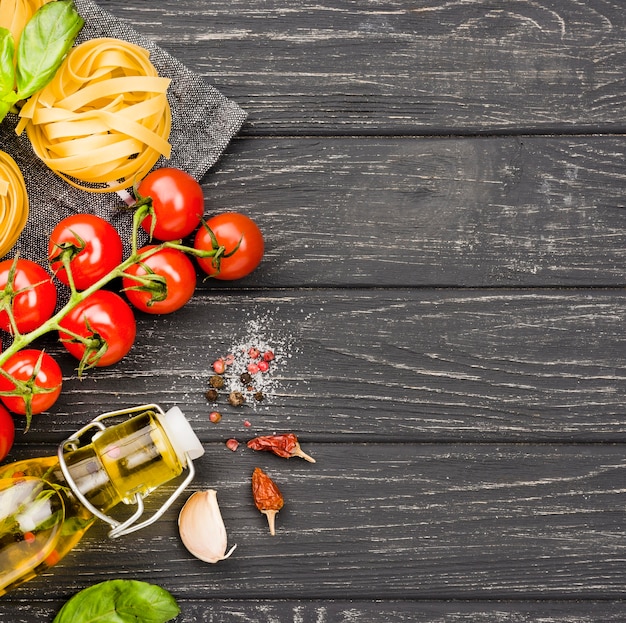 Ingredientes para macarrão com espaço para texto