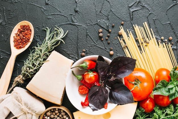 Foto grátis ingredientes para macarrão