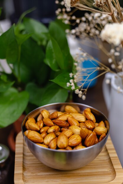 Ingredientes para sobremesa saudável, pudins de chia na cozinha, mesa de madeira