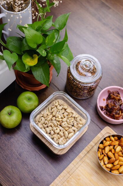 Ingredientes para sobremesa saudável, pudins de chia na cozinha, mesa de madeira