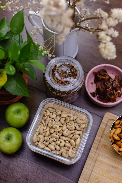 Ingredientes para sobremesa saudável, pudins de chia na cozinha, mesa de madeira