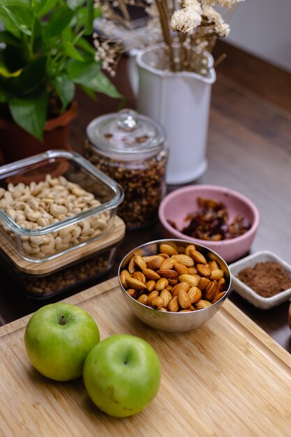 Ingredientes para sobremesa saudável, pudins de chia na cozinha, mesa de madeira
