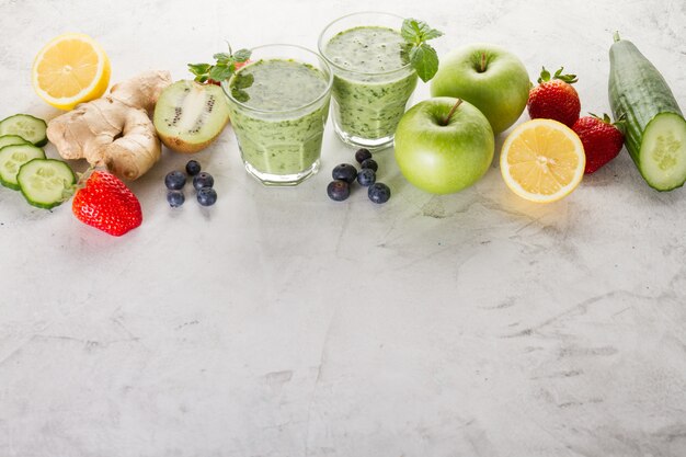 Foto grátis ingredientes para um smoothie verde