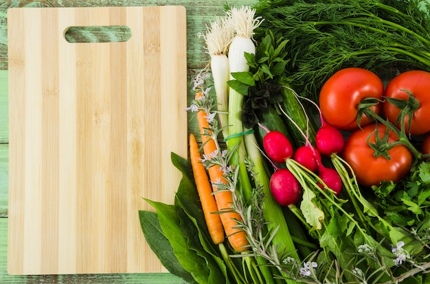 Foto grátis ingredientes saudáveis incluídos em uma salada