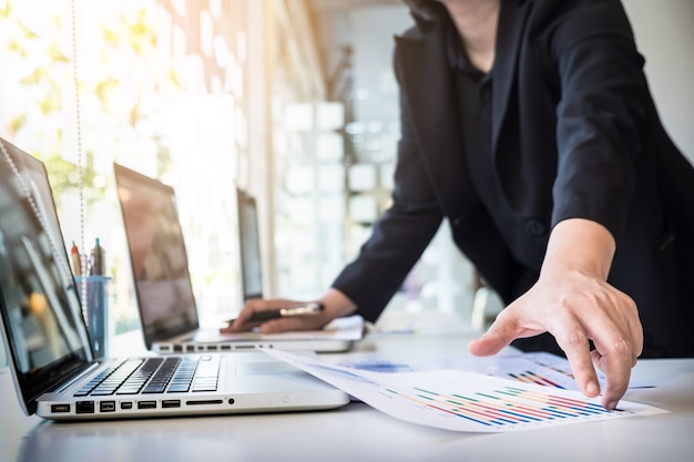 Início do processo de trabalho. Empresário que trabalha na mesa de madeira com novo projeto de finanças. Caderno moderno na mesa. Caneta segurando a mão