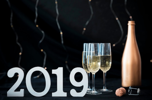 Foto grátis inscrição de 2019 com taças de champanhe
