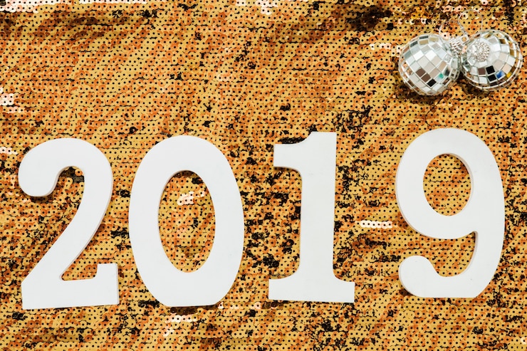 Foto grátis inscrição de 2019 em lantejoulas laranja