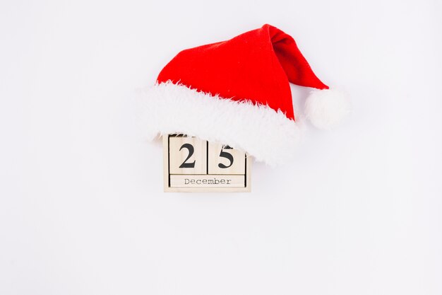 Inscrição de 25 de dezembro em blocos de madeira com chapéu de Papai Noel