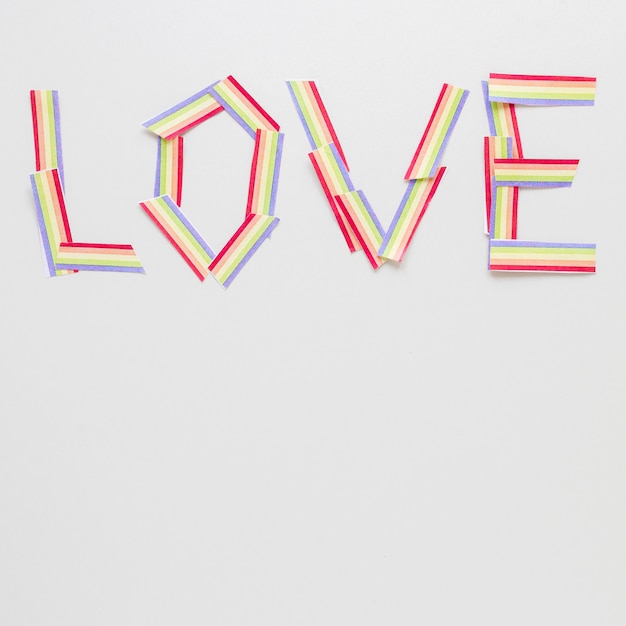 Inscrição de amor feita de pequenos arco-íris