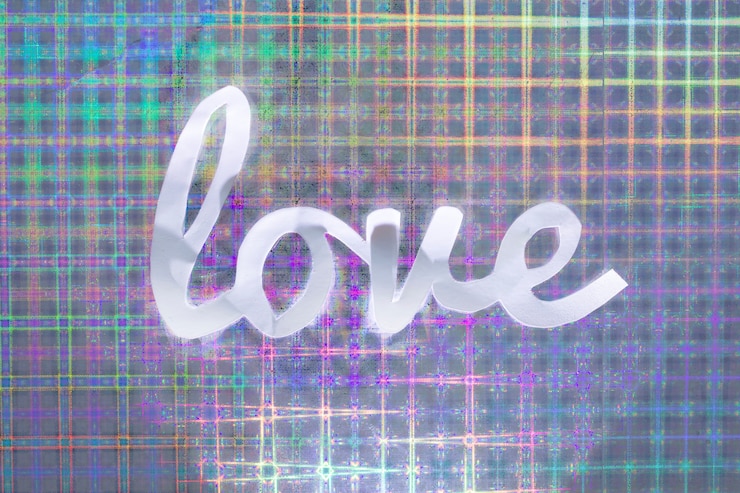 Foto grátis inscrição de amor luz de papel na mesa brilhante