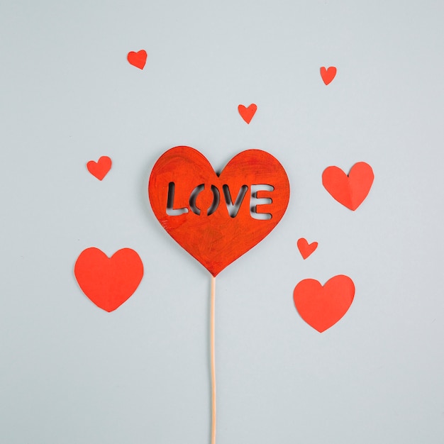 Foto grátis inscrição de amor no coração de papel na vara de madeira