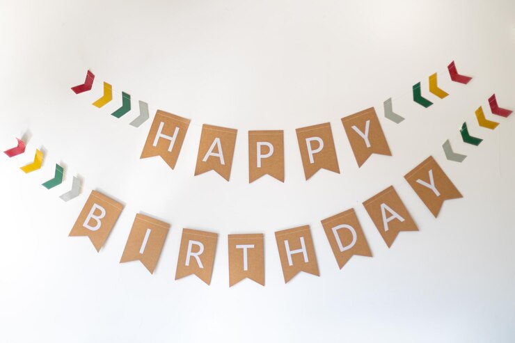 Foto grátis inscrição de aniversário na parede conceito de aniversário em close-up