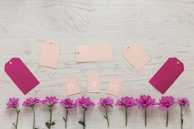 Inscrição de mãe com pequenas flores roxas