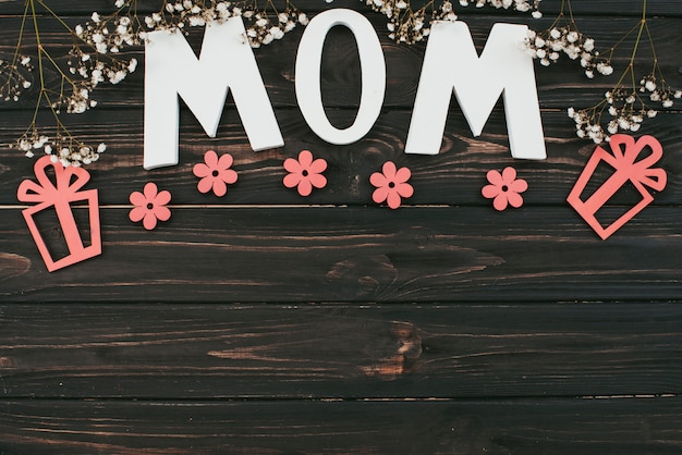 Foto grátis inscrição de mãe com ramos de flores e presentes na mesa