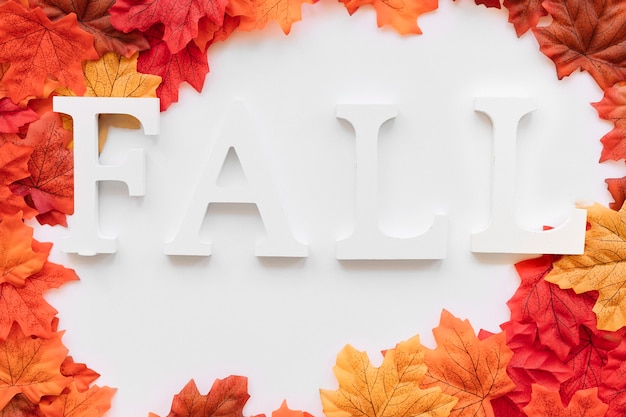 Foto grátis inscrição de outono no quadro de folhas de outono
