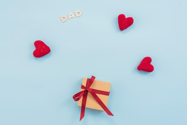 Inscrição de pai com caixa de presente e corações de brinquedo vermelho