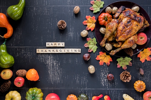 Inscrição perto de frango assado e legumes