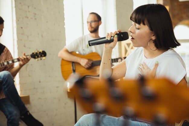 Inspiração. Banda de músicos tocando juntos no local de trabalho de arte com instrumentos.