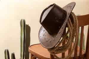 Foto grátis inspiração de cowboy com chapéu na cadeira