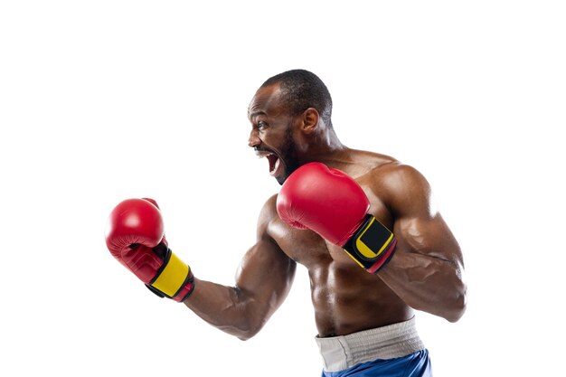 Inspirado. Emoções engraçadas de boxeador profissional isolado no fundo branco do estúdio. Emoção no jogo, emoções humanas, expressão facial e paixão pelo conceito de esporte.