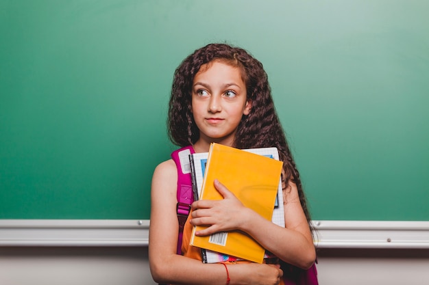 Foto grátis inspirado pupila com livros