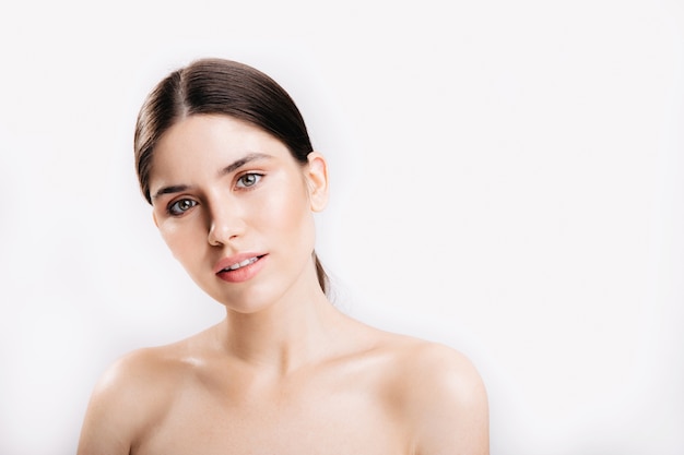 Foto grátis instantâneo de mulher sem maquiagem. senhora de olhos verdes com leve sorriso