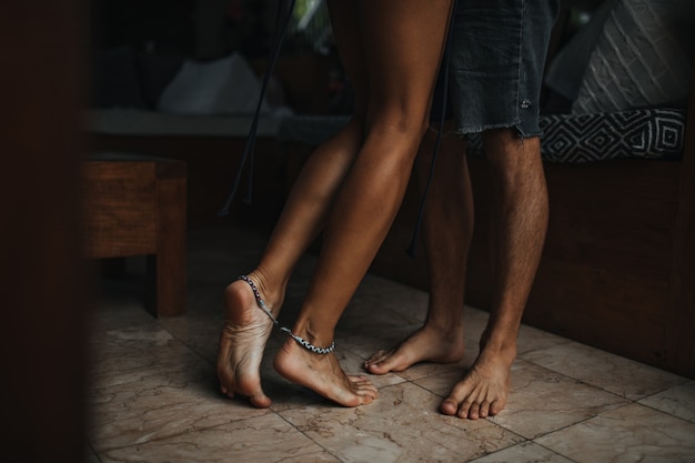 Foto grátis instantâneo de pernas bronzeadas femininas e masculinas em um piso de mármore