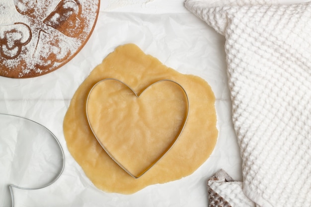 Instruções passo a passo da receita do bolo em forma de coração. etapa 5. abra cada pedaço de massa e corte em forma de coração. postura plana.
