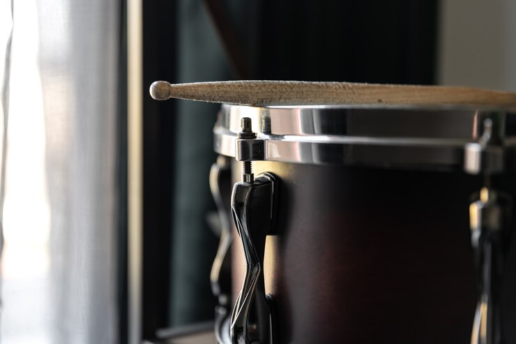 Foto grátis instrumento de percussão, caixa com baquetas fecham no interior da sala.