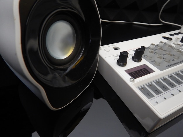 Foto grátis instrumento musical eletrônico ou mixer de áudio ou equalizador de som (sintetizador modular analógico)