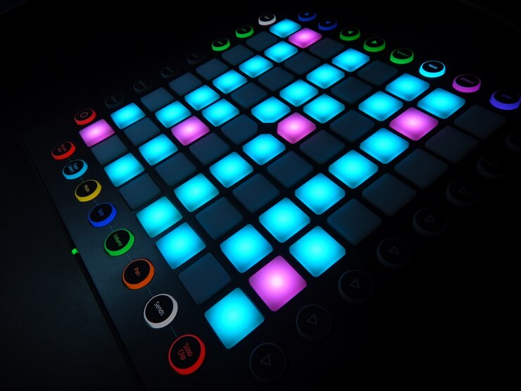 Foto grátis instrumento musical eletrônico ou mixer de áudio ou equalizador de som (sintetizador modular analógico)