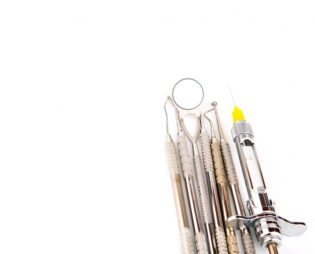 Instrumentos de um dentista com fundo branco