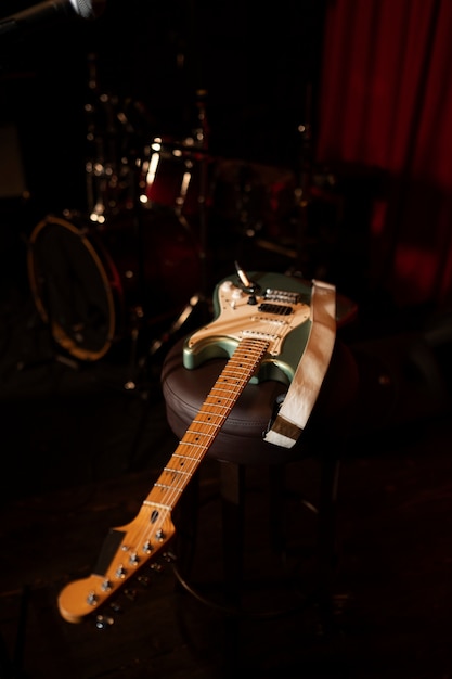 Foto grátis instrumentos musicais de alto ângulo no palco