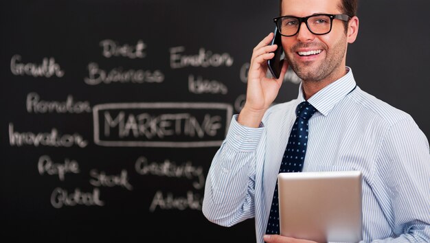 Instrutor de treinamento falando ao telefone