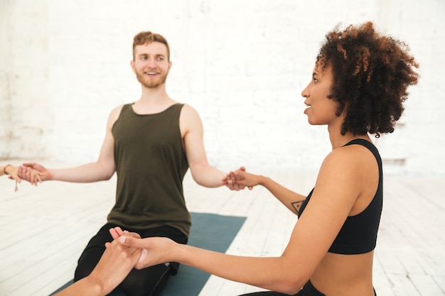 Foto grátis instrutor de yoga masculino sentado em um círculo